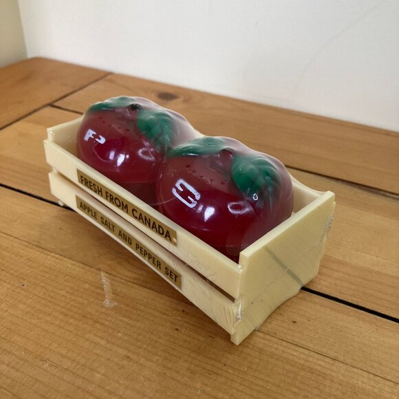 Apple Shape Salt & Pepper Shaker Set Vintage Plastic New in Package - Picture 2 of 6